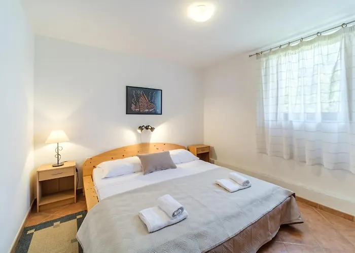 בית נופש House With A Parking Space Sutivan, Brac - 23075 *